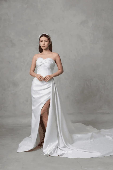 Gaun pengantin dengan draping satin