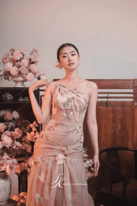 Cheongsam peach Gaea untuk inspirasi sangjit dan perayaan