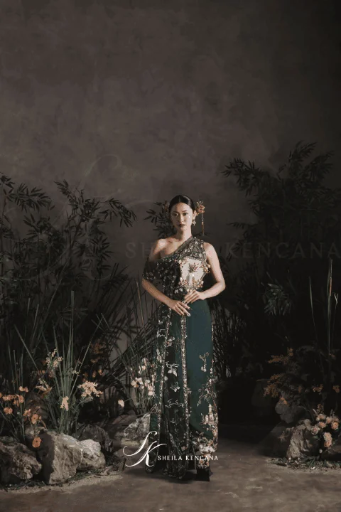 Busana occasion wear dengan detail hijau