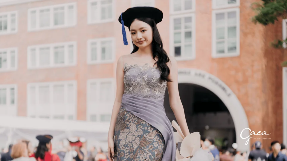 Kebaya Gaea dengan kain batik, dikenakan model dalam pemotretan asli